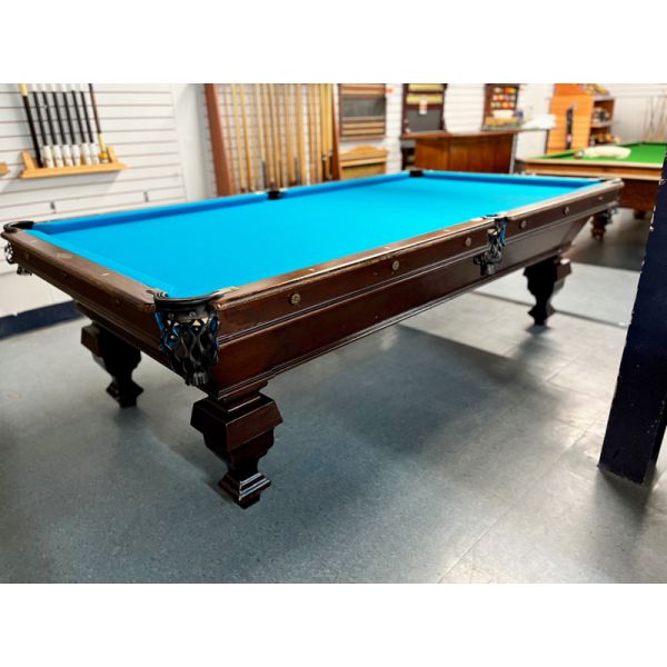 Fantastique table de billard antique Brunswick Balke Monarch 9 pieds avec tapis neuf Bleu. En belle condition pour son age. Un spectaculaire modèle très rare avec pattes détaillées. Inclut une garantie d'un an, un tapis Vert et une trousse d'accessoires u