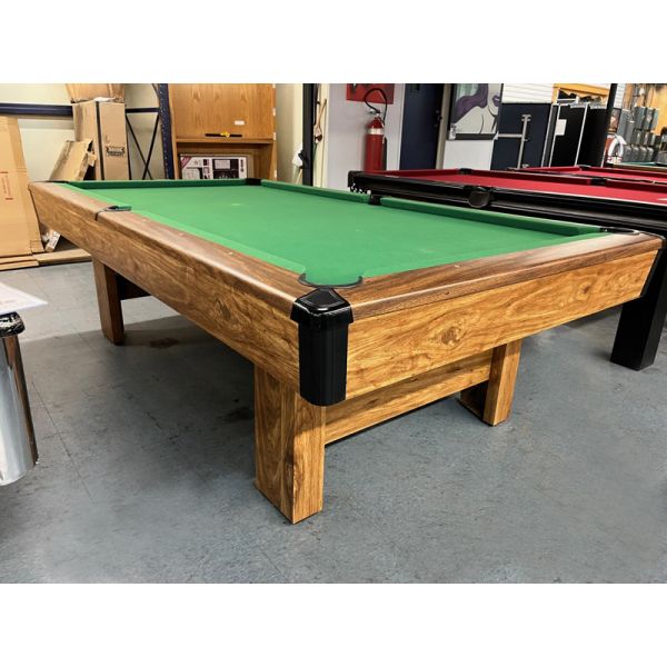 Table de billard usagé Brunswick Bristol 8 pieds avec ardoise naturelle 3/4 Code : TABLE448BRU et tapis vert Championship Invitational avec protection Teflon,  
mélamine au fini brun et poches encastrées.  