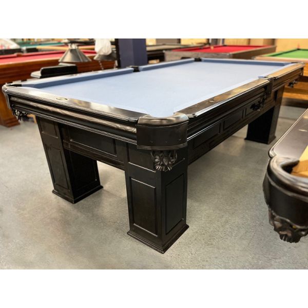 Table de billard Majestic Frontenac 8 pieds avec ardoise naturelle Code : TABLE452MAJ8P  
Fabriquée majoritairement en bois massif avec pattes en MDF, poches en cuir véritable et tapis de billard Championship Invitational Bleu/Gris Titane.  
Inclut une 