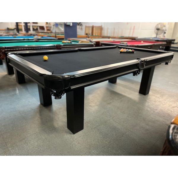 Table de billard 8 pieds Majestic Démonstrateur de plancher avec fini Noir et tapis noir Code TABLE479MAG8P
Fabriqué en bois massif Nord Américain et Européen avec ardoise naturelle 3/4 pouces, poches en cuir véritable et tapis Noir Championship Invitati